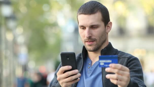 Homem Adulto Grave Pagando Com Cartão Crédito Telefone Celular Rua — Vídeo de Stock