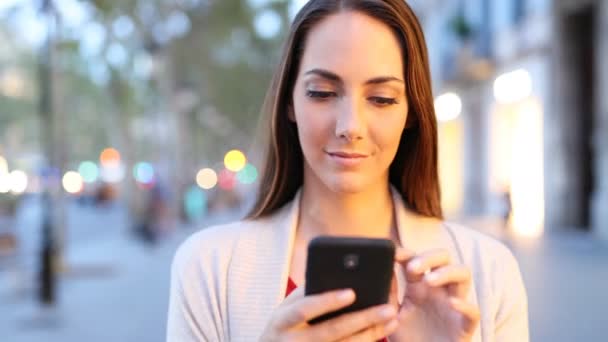 Vooraanzicht Van Een Serieuze Vrouw Wandelen Browsen Smart Phone Content — Stockvideo