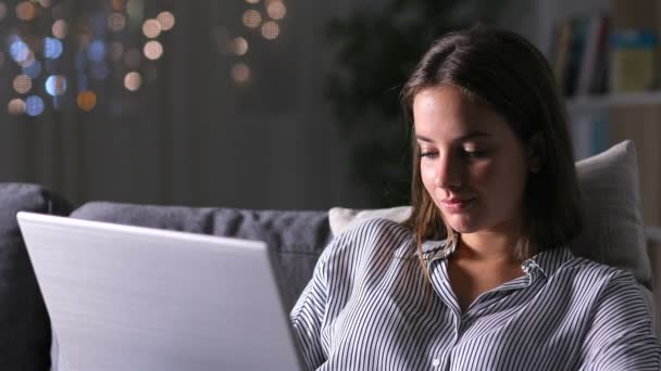 Mujer Seria Usando Ordenador Portátil Trabajando Sentado Sofá Noche Casa — Vídeo de stock