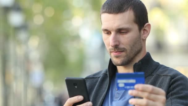 Šťastný Dospělý Muž Platí Kreditní Kartou Mobilním Telefonem Stojící Ulici — Stock video