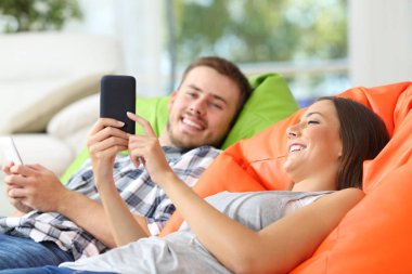 Cep telefonu içeriğini evde paylaşan çift