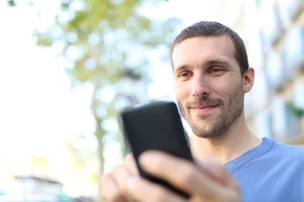 Крупним планом чоловік, використовуючи смартфон на вулиці — стокове фото