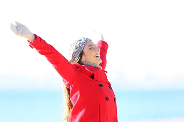 Femeia încântată sărbătorește iarna pe plajă — Fotografie, imagine de stoc