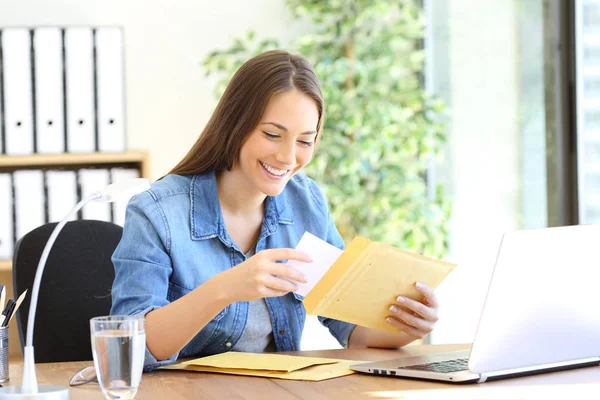 Щасливий підприємець розміщує документ в конверті — стокове фото