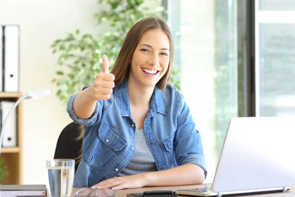 Trabalhador freelance feliz gesticulando polegares no escritório — Fotografia de Stock