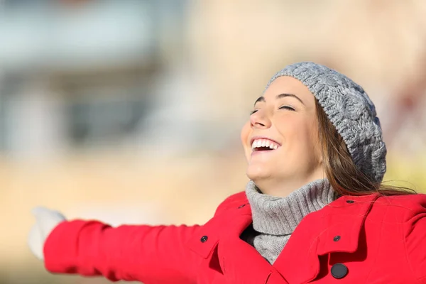 Щаслива задоволена жінка дихає свіжим повітрям взимку — стокове фото