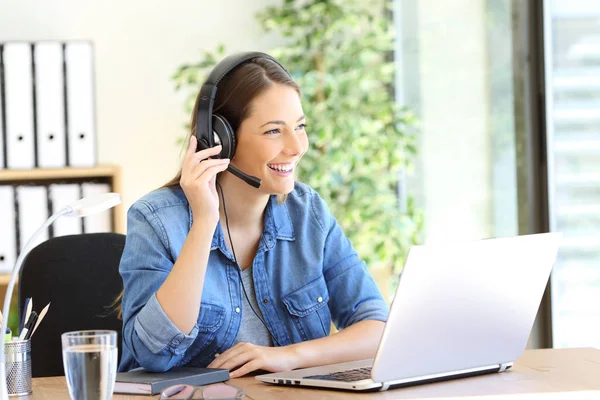 Glad tele operatör närvarande samtal tittar bort — Stockfoto