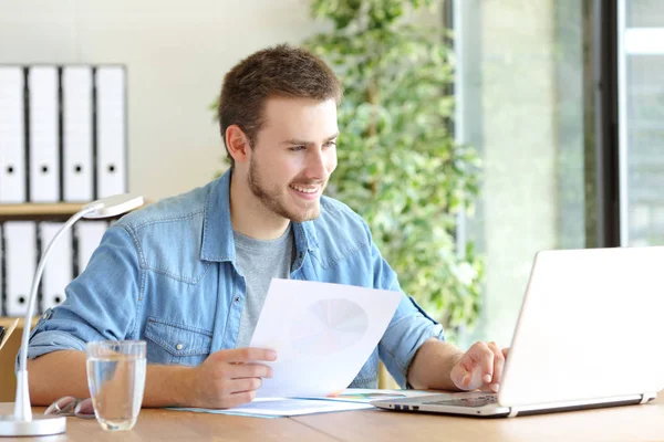 Entrepreneur yang bekerja menggunakan dokumen memegang laptop — Stok Foto