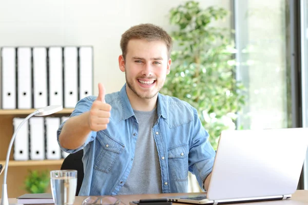 Happy entrepreneur gesturing thumbs up at office — Stock Photo, Image