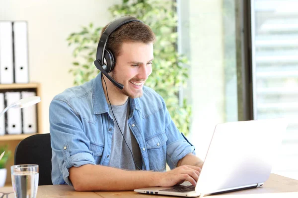 Tele operador feliz atender chamada trabalhando no escritório — Fotografia de Stock