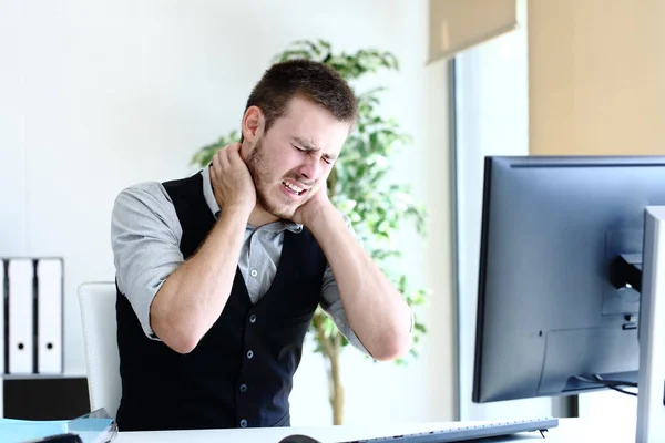 Fiatal vezető szenved nyaki fájdalom az irodában — Stock Fotó