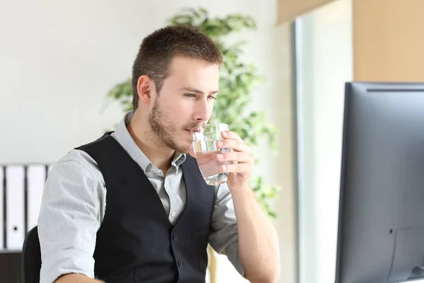 Businessman working drinking water at office — Stock Photo, Image