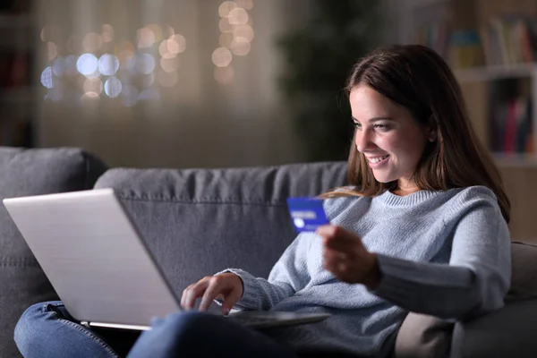 Mujer feliz en la noche comprando en línea en casa — Foto de Stock