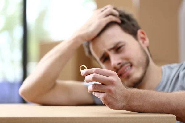 Triste Marido Reclamando Mudar Para Casa Após Divórcio Segurando Anel — Fotografia de Stock