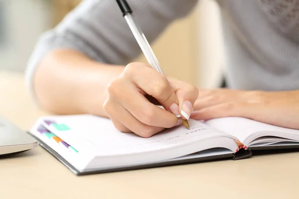 Close Van Vrouw Handen Schrijven Notities Met Pen Agenda Zitten — Stockfoto