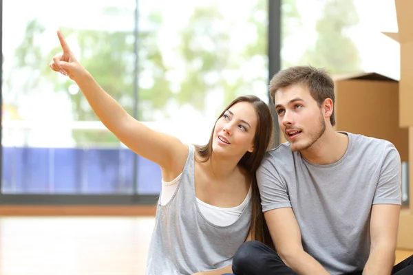 Gelukkig Paar Bewegen Met Kartonnen Dozen Praten Het Plannen Van — Stockfoto