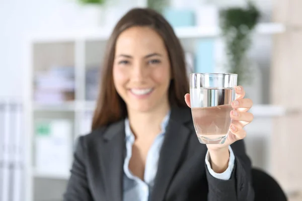 Vista Frontal Una Mujer Ejecutiva Feliz Mostrando Vaso Agua Sentado —  Fotos de Stock