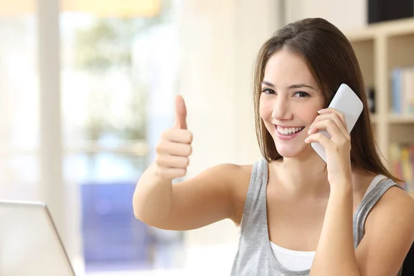Mutlu Kız Evdeki Oturma Odasında Oturan Akıllı Telefondan Arıyor — Stok fotoğraf