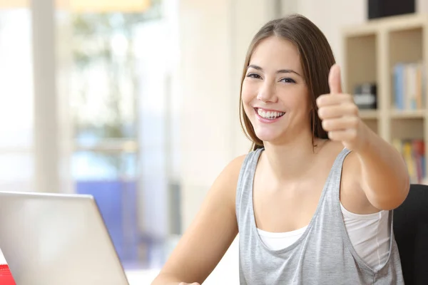 Happy Student Woman Laptop Doing Thumbs Looking Camera Sitting Desk — Stock Photo, Image