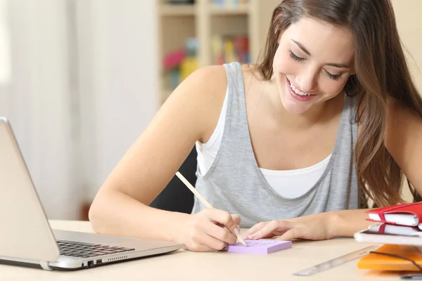 Gelukkig Student Vrouw Met Laptop Schrijven Post Briefje Zitten Een — Stockfoto