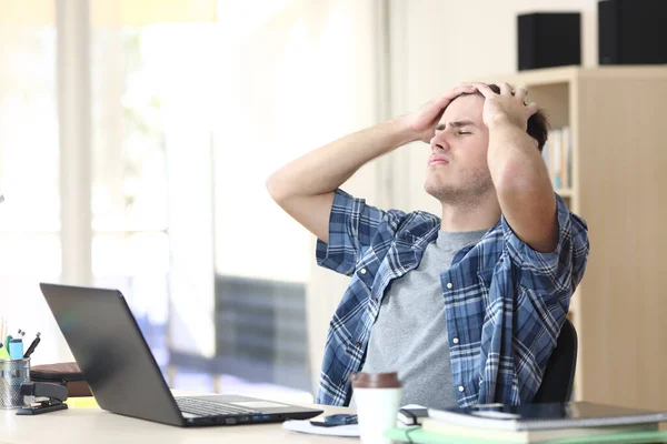 Triste Étudiant Avec Ordinateur Portable Plaignant Assis Sur Bureau Bureau — Photo