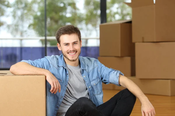 Feliz Hombre Mudándose Casa Mirando Cámara Posando Sentado Suelo Con — Foto de Stock