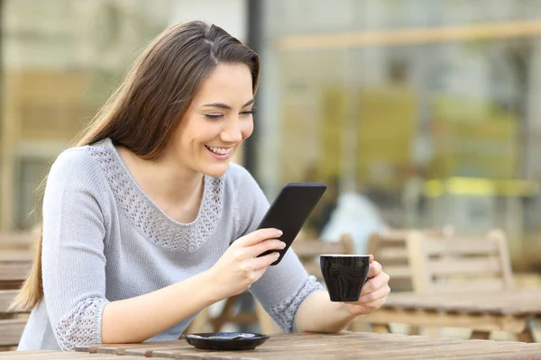 Glad Kvinna Kollar Smart Telefon Innehav Kopp Sitter Ett Kafé — Stockfoto