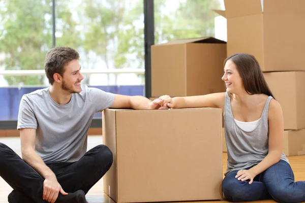 Happy Couple Looking Each Other Moving New Home Surrounded Boxes — Stock Photo, Image