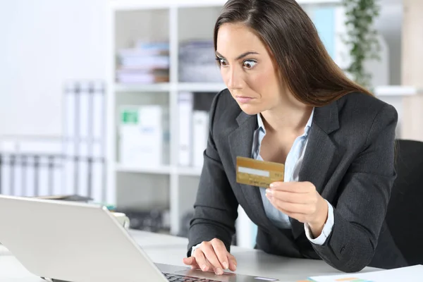 Zavarodott Végrehajtó Fizet Online Laptopon Hitelkártyával Asztalon Irodában — Stock Fotó