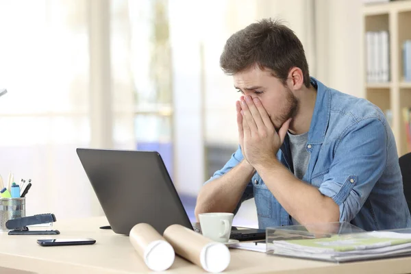 Imprenditore Preoccupato Uomo Guardando Laptop Lamentarsi Seduto Ufficio — Foto Stock