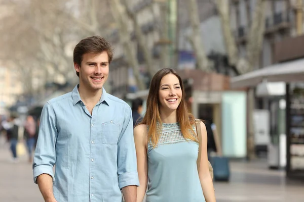 Vista Frontal Una Feliz Pareja Cogida Mano Caminando Calle —  Fotos de Stock