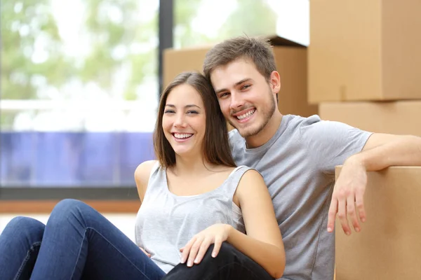 Happy Couple Moving Looking Camera New Home Living Room Surrounded — Stock Photo, Image
