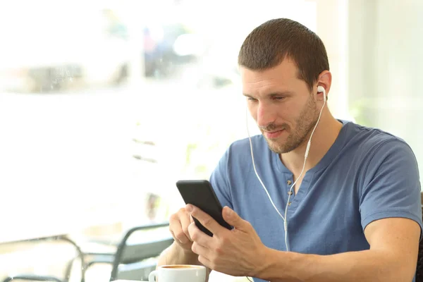 Man Headphones Listens Music Smart Phone Sitting Coffee Shop Terrace — Stock Photo, Image