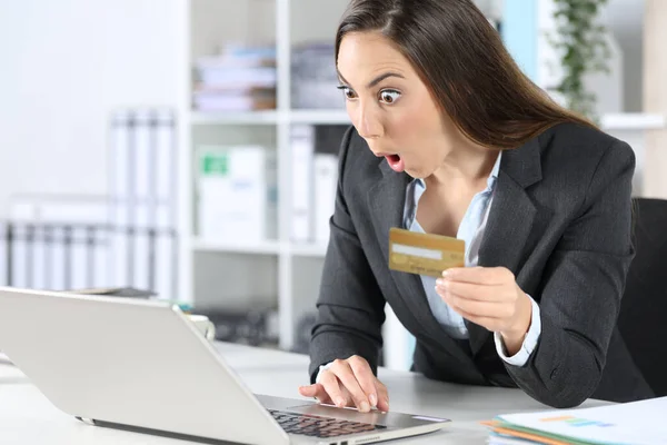 Verrast Executive Vrouw Betaalt Online Met Credit Card Laptop Zittend — Stockfoto