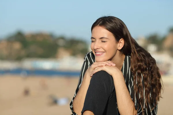 Glückliches Mädchen Das Einem Sonnigen Tag Strand Sitzt Und Die — Stockfoto