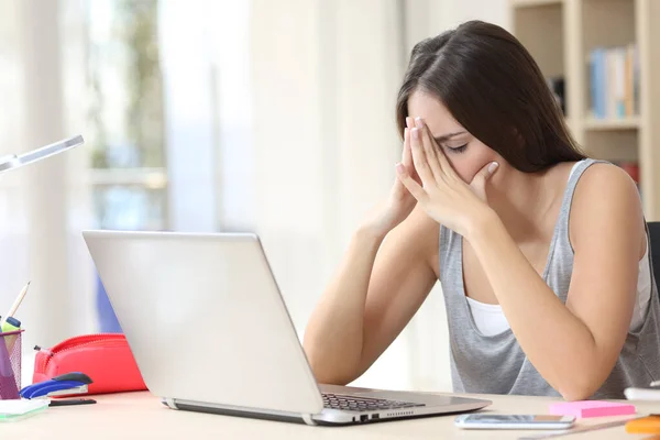 Mujer Estudiante Cansada Con Portátil Quejándose Sentado Escritorio Sala Estar —  Fotos de Stock