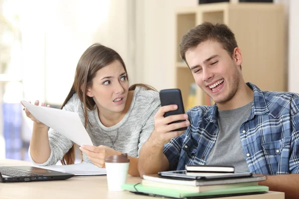 Estudiante Enojada Quejándose Mostrar Tarea Compañero Clase Holgazán Chequeando Teléfono —  Fotos de Stock