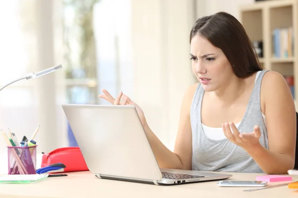 Femme Étudiante Colère Regardant Ennuyé Ordinateur Portable Assis Sur Bureau — Photo