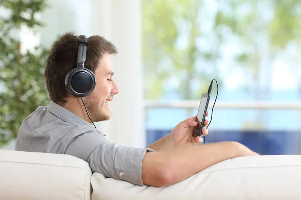Happy Man Luistert Muziek Smartphone Zitten Bank Woonkamer Thuis — Stockfoto