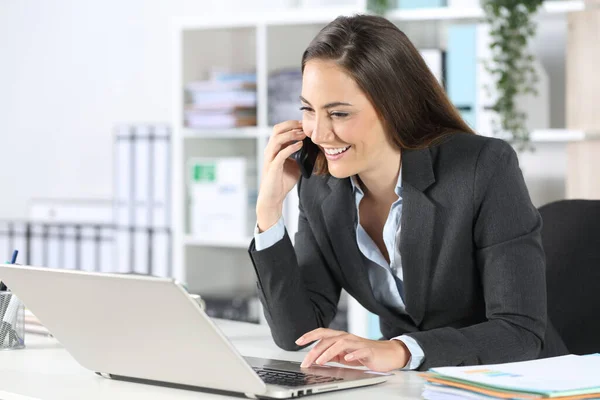 Happy Executive Woman Calls Onsmart Phone Using Laptop Sitting Desk — Stock fotografie