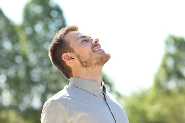 Щасливий Чоловік Дихає Свіжим Повітрям Стоячи Парку Відкритому Повітрі Зеленими — стокове фото