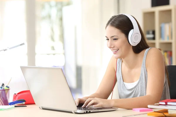 Perempuan Yang Bahagia Memperoleh Penghasilan Laptop Dengan Headphone Duduk Meja — Stok Foto