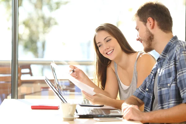 Estudantes Felizes Com Laptops Verificar Documento Sentado Uma Mesa Café — Fotografia de Stock