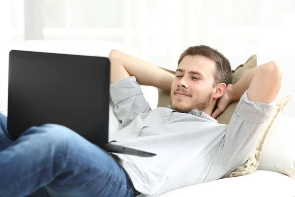 Relaxado Homem Assistindo Vídeo Laptop Deitado Sofá Sala Estar Casa — Fotografia de Stock