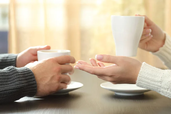 Närbild Ett Par Händer Talar Håller Kaffekoppar Sitter Ett Bord — Stockfoto