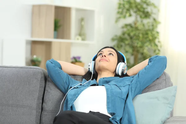 Mujer Relajada Escuchando Música Con Auriculares Sentados Sofá Sala Estar — Foto de Stock