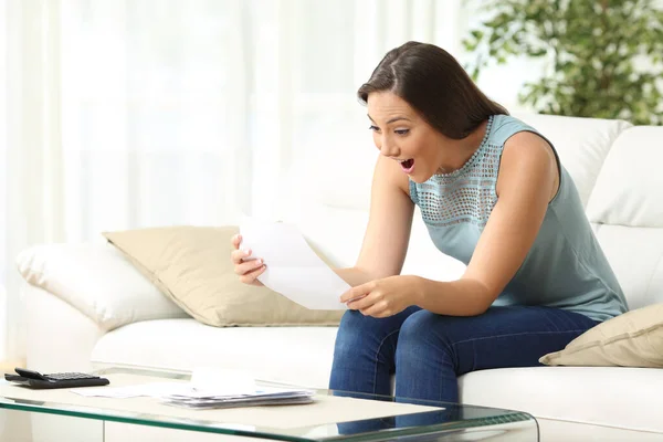Wanita Bersemangat Membaca Berita Baik Dalam Surat Duduk Sofa Ruang — Stok Foto
