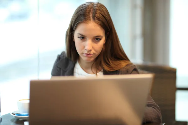 Ofisteki Bir Masanın Üstünde Dizüstü Bilgisayara Bakan Konsantre Girişimci Kadın — Stok fotoğraf