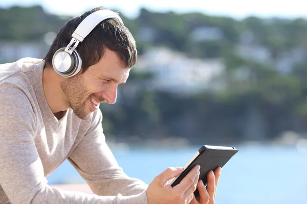 Happy Man Listening Music Wireless Headphones Tablet Sitting Beach — Stock Photo, Image