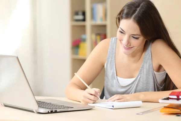 Glad Student Kvinna Läser Bärbar Dator Med Anteckningar Anteckningsbok Sitter — Stockfoto